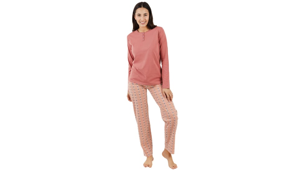 Pijama largo para mujer de dos piezas.