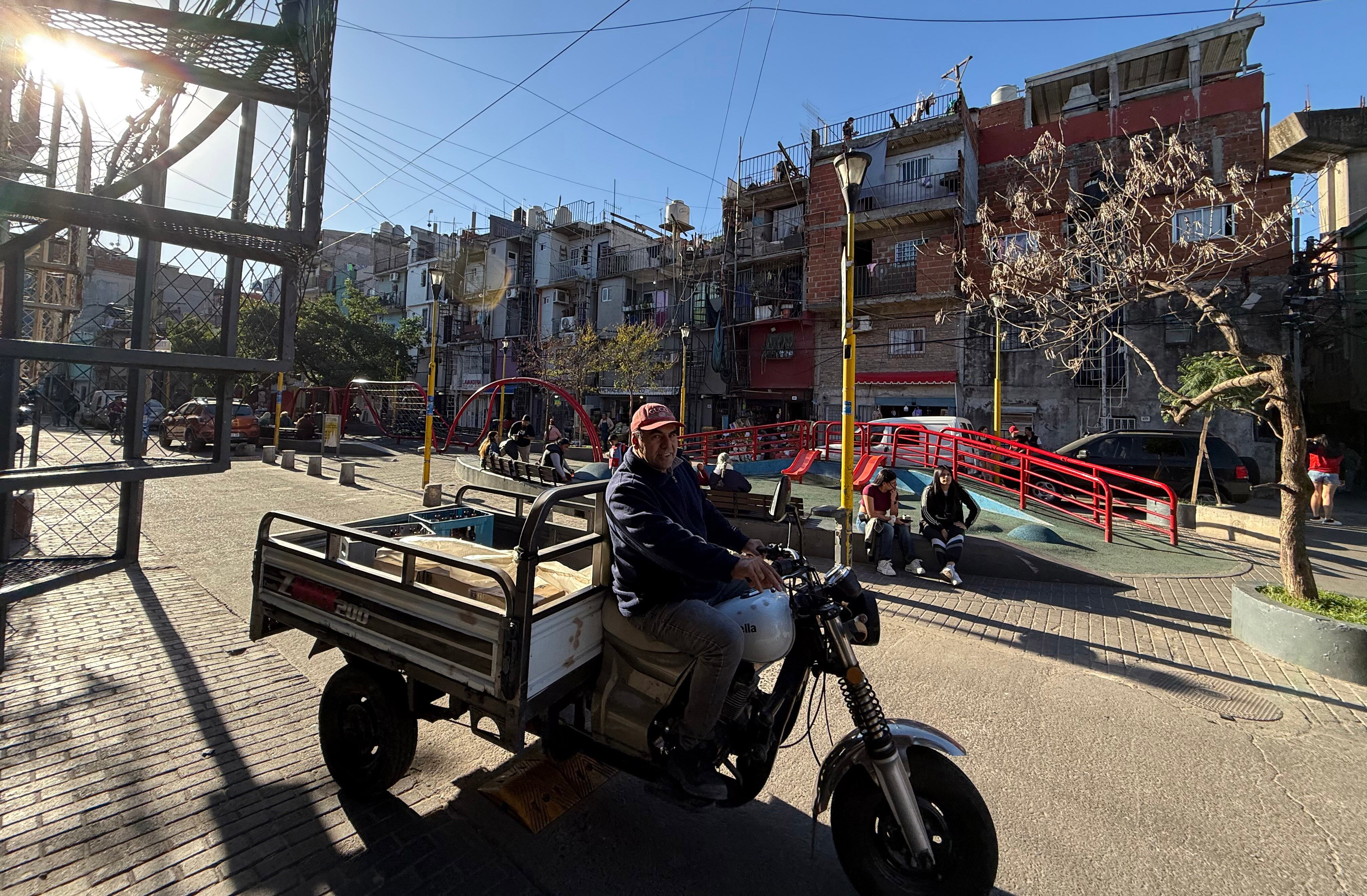 Un trabajador del barrio Padre Carlos Mugica, el 29 de abril.