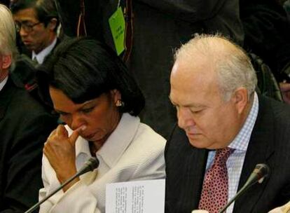 El ministro de Asuntos Exteriores español, Miguel Ángel Moratinos y la secretaria de Estado norteamericana, Condolezza Rice, durante la Conferencia de ayuda económica al Líbano celebrada hoy en París.