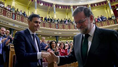 Pedro Sánchez saluda Rajoy después de ganar la moción.