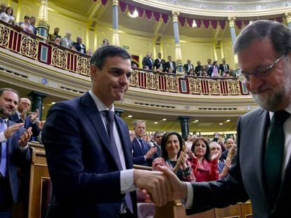 Pedro Sánchez saluda Rajoy después de ganar la moción.