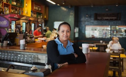 Luzineia Souza, hostess do Mocotó, na Vila Medeiros (São Paulo).