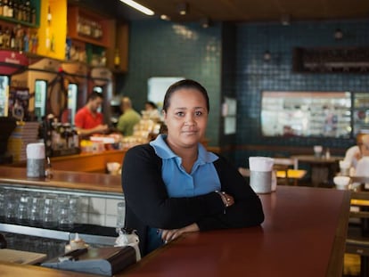 Luzineia Souza, hostess do Mocotó, na Vila Medeiros (São Paulo).