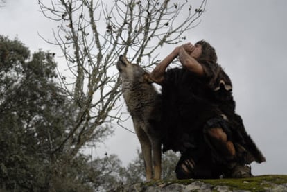 Juan José Ballesta aúlla junto a un lobo en <i>Entrelobos.</i>