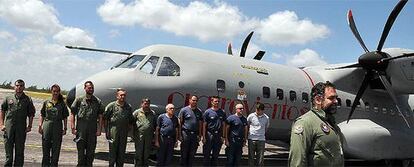 El comandante Francisco Matas y la tripulación del T21  forman al llegar a la ciudad de Camagüey, en el oriente de Cuba.