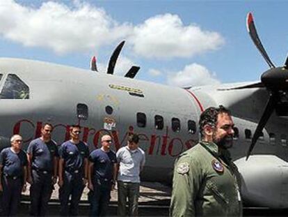 El comandante Francisco Matas y la tripulación del T21  forman al llegar a la ciudad de Camagüey, en el oriente de Cuba.