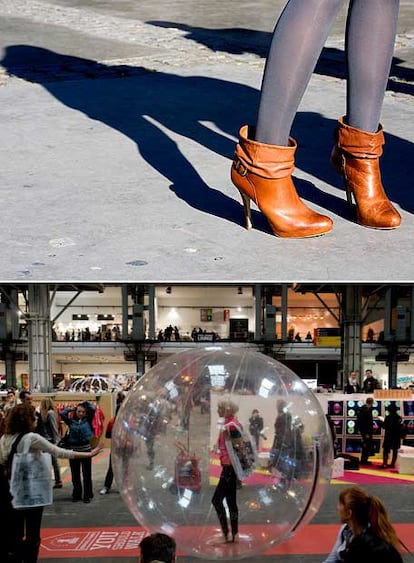 Arriba, una visitante con unos botines, el calzado que ha triunfado en esta edición de la feria. Abajo, ambiente en la B&B.