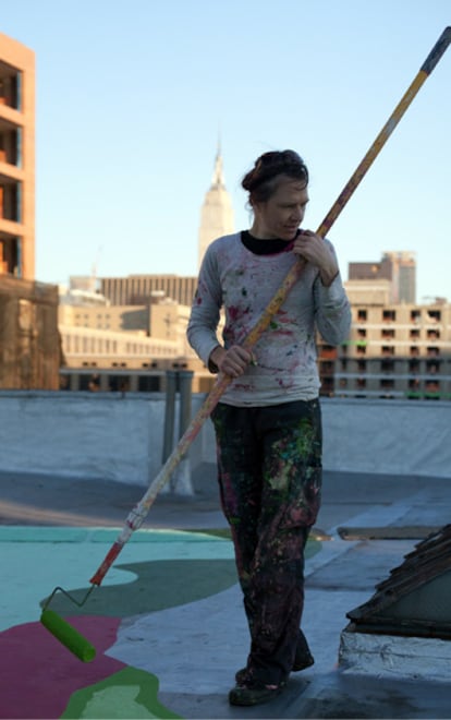 La artista Molly Dilworth, en plena faena en una azotea de Nueva York.