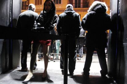 Patrons of Madrid's Penélope nightclub nipping out for a smoke.