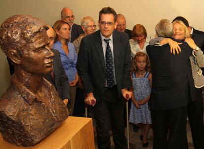 Antonio Basagoiti, con muletas, observa la escultura dedicada a Miguel Ángel Blanco. A la izquierda, Ares y Arantza Quiroga.