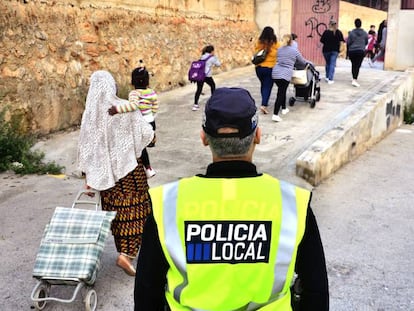 Un policía en la entrada de los niños al colegio público del barrio obrero de Son Roca, Palma.