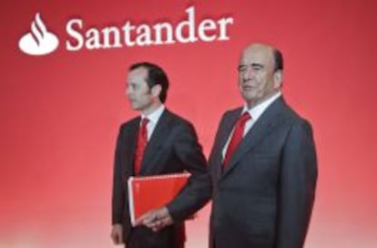 El presidente de Banco Santander, Emilio Bot&iacute;n (derecha) junto al consejero delegado de Banco Santander, Javier Mar&iacute;n (izquierda). 