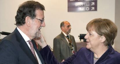 Merkel toca la cara de Rajoy, aquest dijous, a Brussel·les.