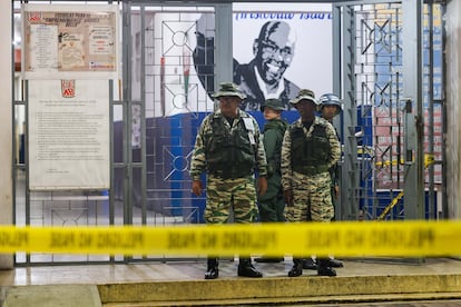 Militares custodian un centro de votación en Caracas. 