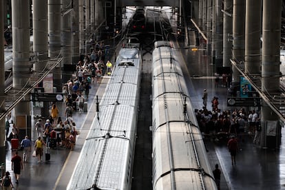 Pasajeros acceden a los vagones, este martes, en la estación de Atocha de Madrid.