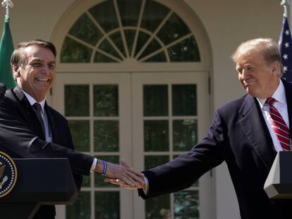 Bolsonaro e Trump se cumprimentam nesta terça-feira na Casa Branca.