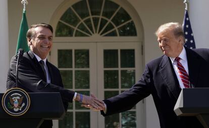 Bolsonaro e Trump se cumprimentam nesta terça-feira na Casa Branca.