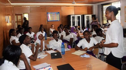 Larisa Akrofie en una de sus charlas a jóvenes africanas en el sector STEM (Ciencia, tecnología, ingeniería y matemáticas).