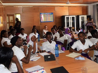 Larisa Akrofie en una de sus charlas a jóvenes africanas en el sector STEM (Ciencia, tecnología, ingeniería y matemáticas).