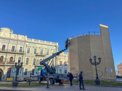 Los operarios retiraban este miércoles la estatua de la emperatriz rusa Catalina II, en Odesa.