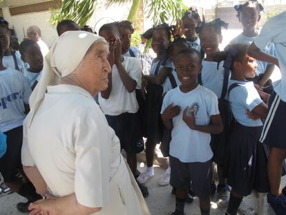 Los alumnos del colegio de las hermanas de la Caridad adoran a Sor Milagros, toda una institución en Cité Soleil.