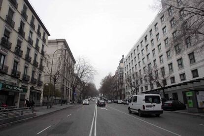 Varias vehículos circulan por la calle de Atocha.