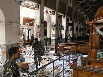 Interior da igreja de Santo Antônio, em Colombo, depois de uma da explosões.