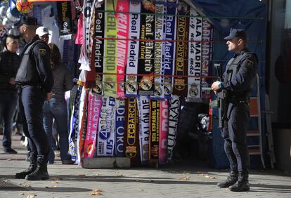 Controls policials a l'estadi Santiago Bernabéu.