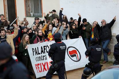 Miembros del CDR de Palafolls (Barcelona) bloquean las calles para evitar la salida de una procesión. 