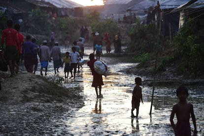 Varios refugiados rohingya caminan por el campo de refugiados de Kutupalong (Bangladés).
