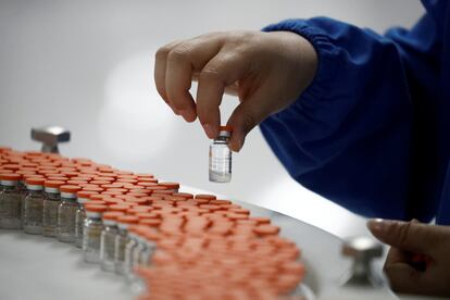 Un trabajador manipula viales de la vacuna de la empresa china Sinovac Biotech, en septiembre en Pekín.