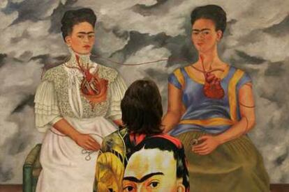 La conservadora de la Tate Modern de Londres, Emma Dexter, contempla <i>Las dos Fridas,</i> de Frida Kahlo.