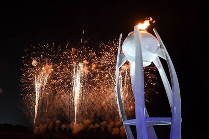 Fuegos artificiales junto al pebetero de los Juegos Olímpicos de Pyeongchang, el 25 de febrero de 2018.