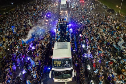 El autobús descubierto avanzaba abriéndose paso en medio de una multitud que lo obligaba a ir muy lento, cuando eran las tres de la madrugada, hora local de Argentina. 