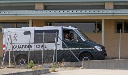 Vista del furgón de la Guardia Civil que traslada al extesorero del Partido Popular, Luis Bárcenas, a su llegada a la cárcel de Soto del Real, en Madrid, 27 de junio de 2013.