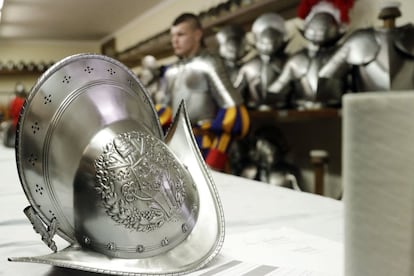 Detalle del casco que utiliza la Gurdia Suiza como parte de su uniforme.