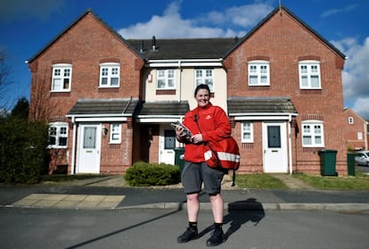 Cilene Connolly, de 32 años, cartera de la empresa de servicios postales Royal Maill, posa para un retrato durante su ronda en una calle residencial en Coventry, Reino Unido. "Afortunadamente, no me he enfrentado con desigualdades de género en mi oficio como cartera" sostiene Connolly. "He tenido una gran respuesta de mis clientes por ser una mujer que reparte su correo; las mujeres en particular se sorprenden de forma agradable al ver un rostro femenino", aclara.