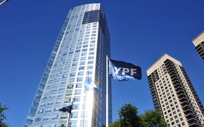 Vista del edificio de la petrolera YPF en Buenos Aires.