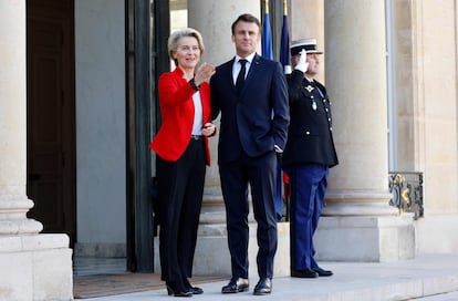 La presidenta de la Comisión Europea, Ursula von der Leyen, y el presidente francés, Emmanuel Macron, el lunes en el palacio del Eliseo.