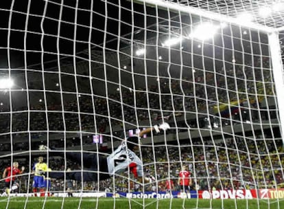 El portero ecuatoriano Mora trata de evitar el gol del chileno Suazo