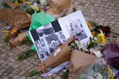 Memorial de recuerdos y flores en el lugar donde ocurrió el accidente del funicular en Lisboa.