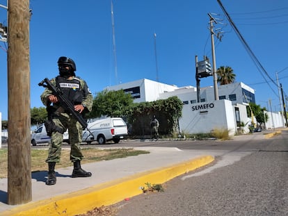 A member of the National Guard guards the facilities of the Forensic Medical Service in Culiacán.