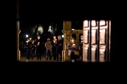 Fieles asisten en la explanada del santuario de Los Milagros (Baños de Molgas), en la madrugada del lunes, para celebrar el Rosario de las Antorchas y venerar a la Virgen de Los Milagros.