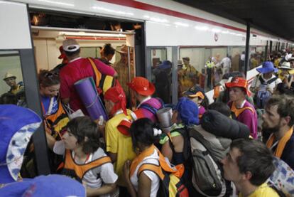 Tras pasar el fin de semana en el aeródromo de Cuatro Vientos para ver al Papa Benedicto XVI, el millón de peregrinos vuelven como pueden. El tráfico está cortado y la estación de Cuatro Vientos también. Tienen que caminar hasta las estaciones más cercanas como la de Cercanías de Las Águilas (en la imagen). El metro y los autobuses lanzaderas de la EMT viajan abarrotados.