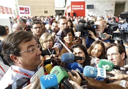 El presidente de Extremadura, Guillermo Fernández de Vara (i), en el congreso del PSOE, este sábado.