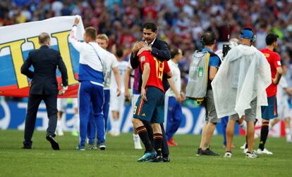 Fernando Hierro abraza a Jordi Alba tras la eliminación de España del Mundial de Rusia.