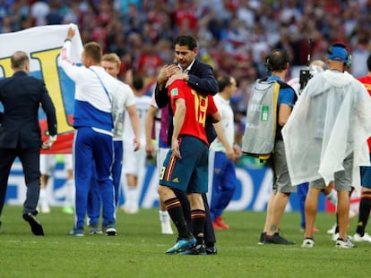 Fernando Hierro abraza a Jordi Alba tras la eliminación de España del Mundial de Rusia.