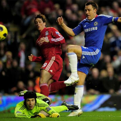 Torres marca para el Liverpool, ante Cech y Terry, en el partido liguero en Anfield en noviembre pasado.