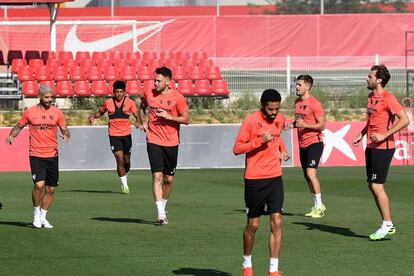 Los jugadores del Sevilla, durante un entrenamiento.