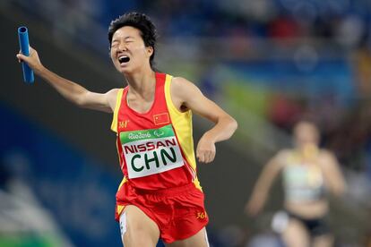 Xiaoyan Wen (China) llega a la meta en la final de 4x100 m. 